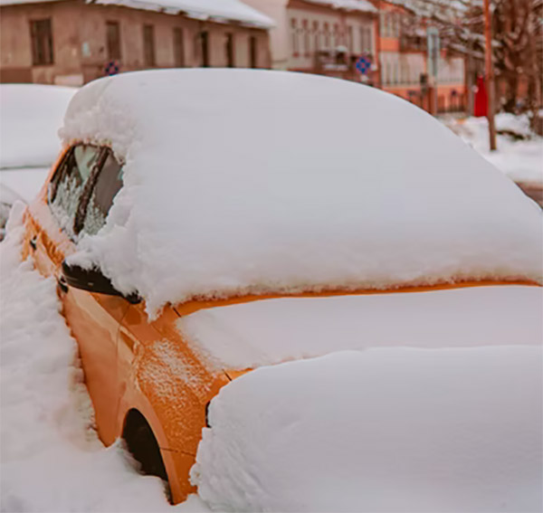 Los daños producidos en las lunas del coche por una nevada