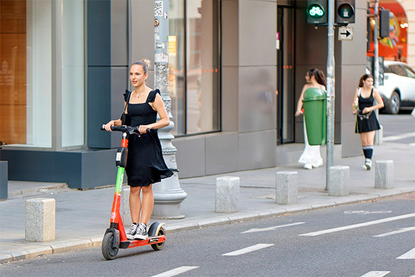 ¿Qué pasa si conduzco un patinete eléctrico y soy menor de edad?