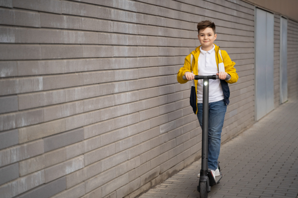 ¿Qué pasa si conduzco un patinete eléctrico y soy menor de edad?