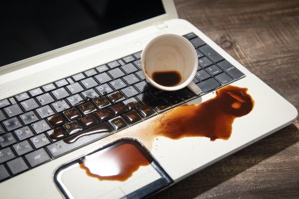 ¿También están cubiertos los daños por líquidos o humedad?