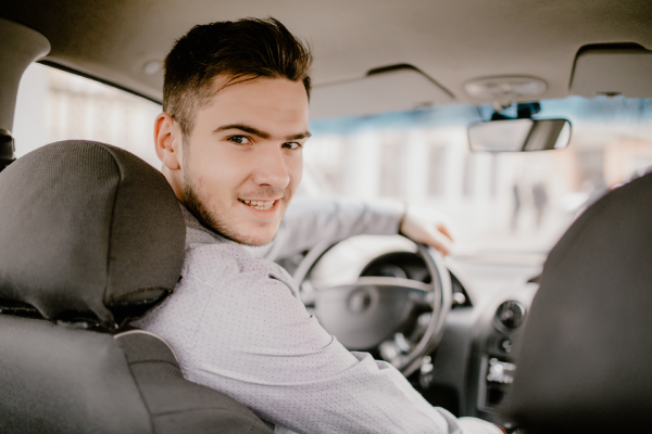 ¿Eres conductor novel o joven y quieres contratar un seguro de coche barato?